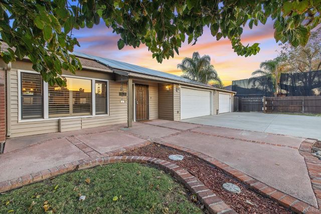 1821 Mulberry Drive, Hanford, CA 93230