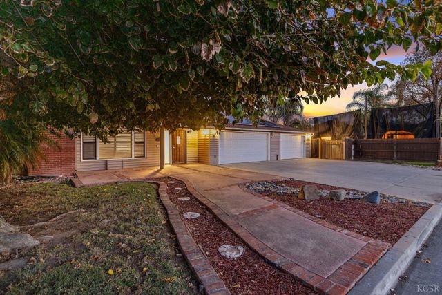 1821 Mulberry Drive, Hanford, CA 93230