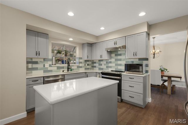 2835 Belle Terre Court, St Louis, MO 63129