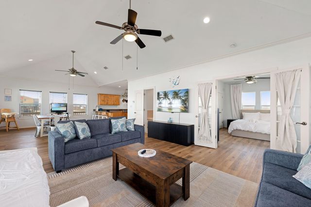 2416 Highway 87, Gilchrist, TX 77617