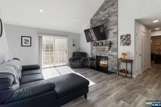 68 Mountainside Drive, Pompton Lakes, NJ 07442