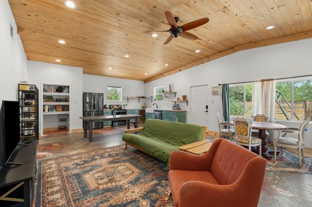 202 E NEWTON ST E, Luling, TX 78648