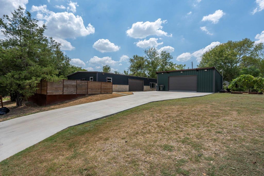 202 E NEWTON ST E, Luling, TX 78648