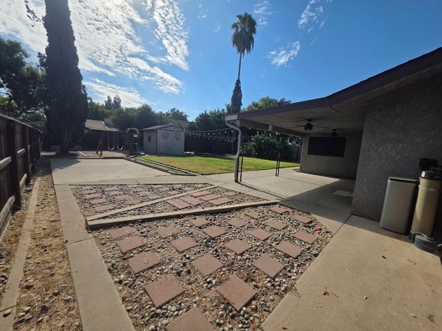 364 N Sunnyside Avenue, Fresno, CA 93727