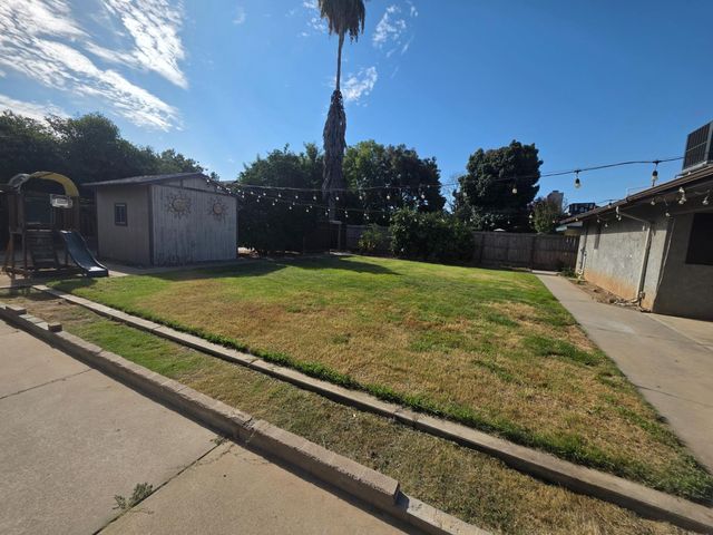 364 N Sunnyside Avenue, Fresno, CA 93727