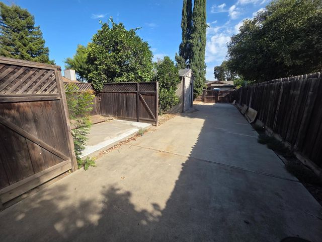 364 N Sunnyside Avenue, Fresno, CA 93727