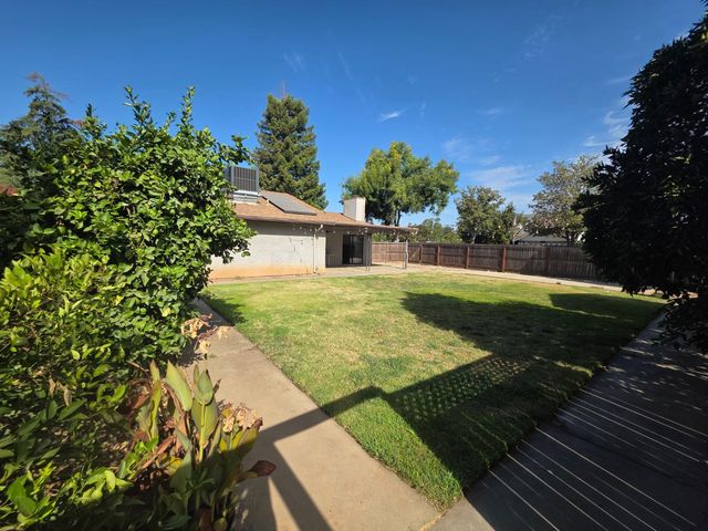 364 N Sunnyside Avenue, Fresno, CA 93727