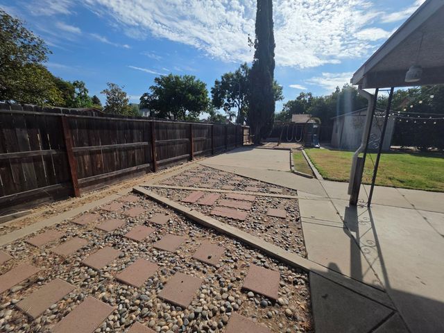 364 N Sunnyside Avenue, Fresno, CA 93727