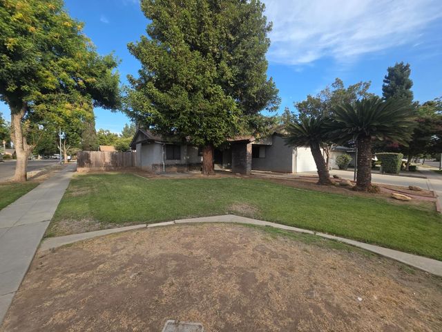 364 N Sunnyside Avenue, Fresno, CA 93727