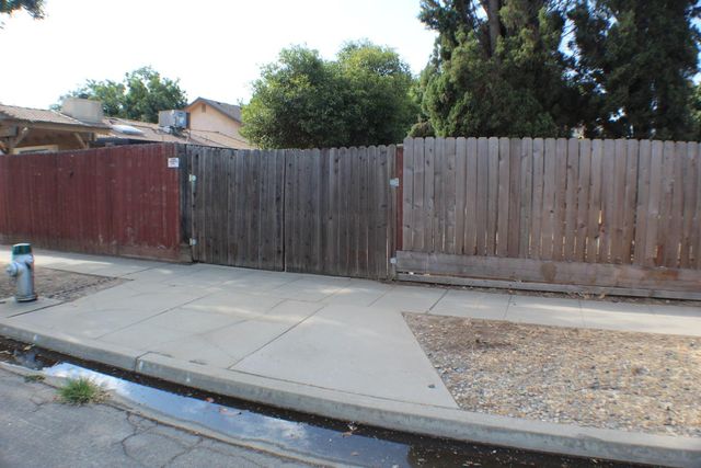 364 N Sunnyside Avenue, Fresno, CA 93727