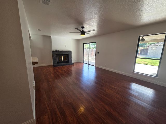364 N Sunnyside Avenue, Fresno, CA 93727