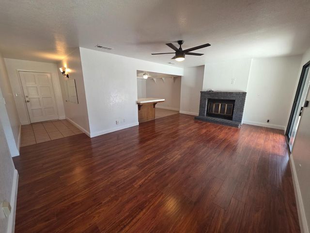 364 N Sunnyside Avenue, Fresno, CA 93727