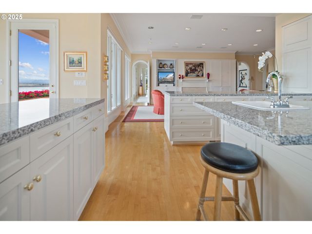 8703 Se PORTER Cir, Vancouver, WA 98664