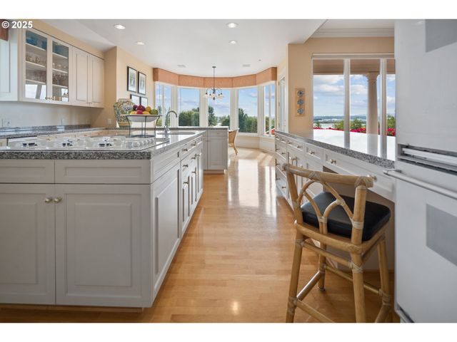 8703 Se PORTER Cir, Vancouver, WA 98664