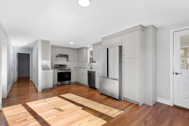 12 Hickory Ln 12, Burlington, MA 01803