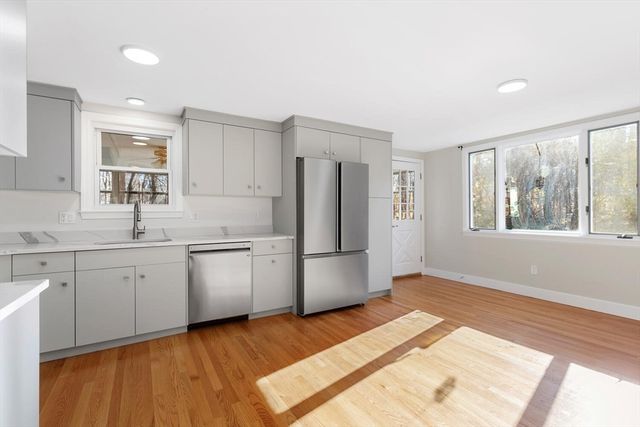 12 Hickory Ln 12, Burlington, MA 01803