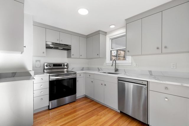 12 Hickory Ln 12, Burlington, MA 01803