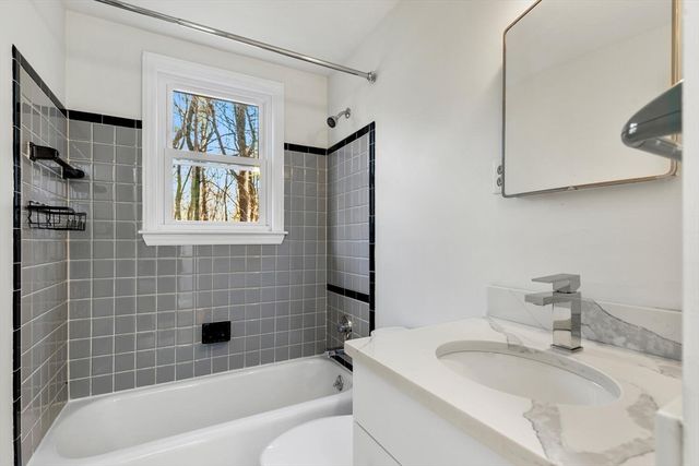 12 Hickory Ln 12, Burlington, MA 01803