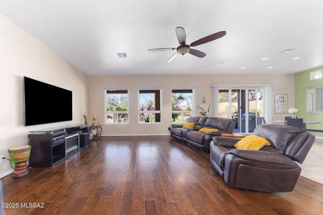 732 W Burntwater Drive, Oro Valley, AZ 85755