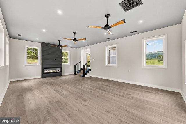 90 MAIN STREET, Washington, VA 22747