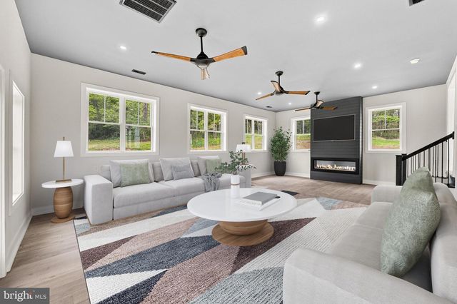 90 MAIN STREET, Washington, VA 22747