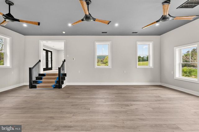 90 MAIN STREET, Washington, VA 22747