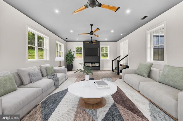 90 MAIN STREET, Washington, VA 22747