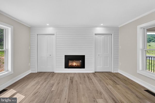 90 MAIN STREET, Washington, VA 22747