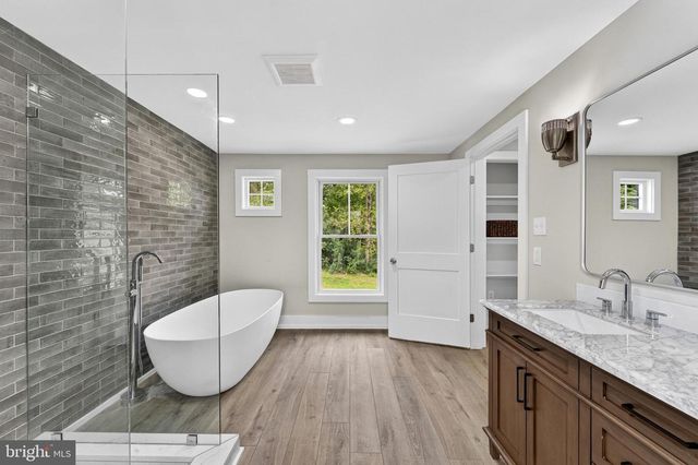 90 MAIN STREET, Washington, VA 22747