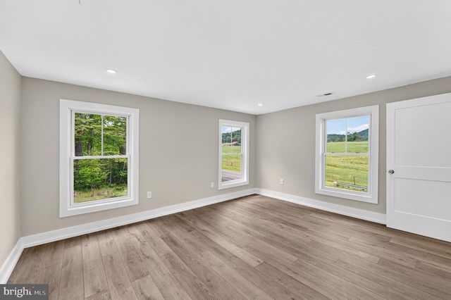 90 MAIN STREET, Washington, VA 22747