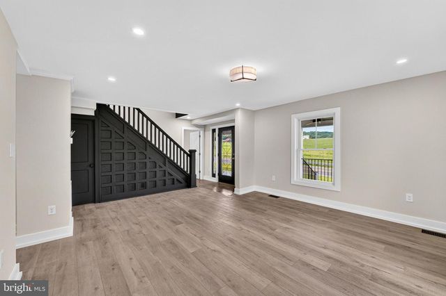 90 MAIN STREET, Washington, VA 22747