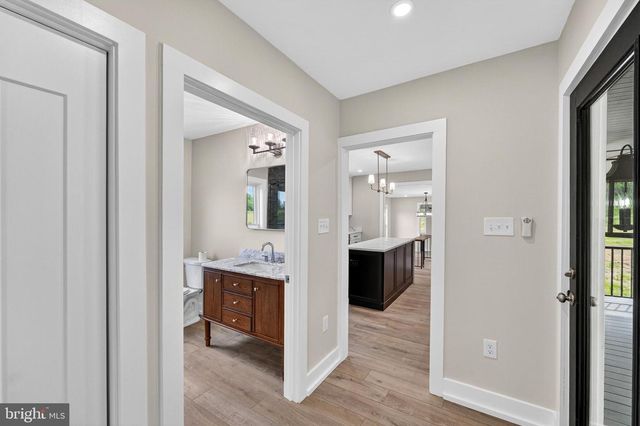 90 MAIN STREET, Washington, VA 22747