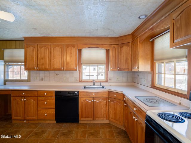 25 Fuller Terrace, Colonie, NY 12205