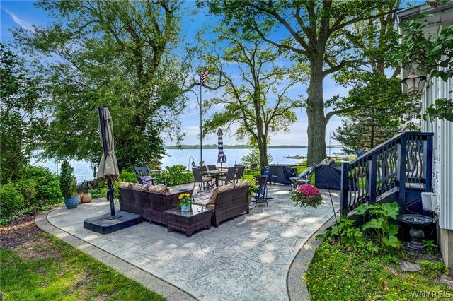 8431 West Rivershore Drive, Niagara Falls, NY 14304