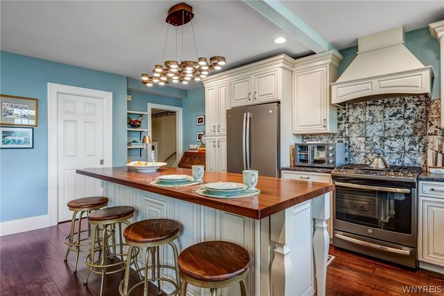 8431 West Rivershore Drive, Niagara Falls, NY 14304