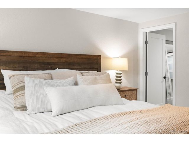 6060 E Hinsdale Ct, Centennial, CO 80112