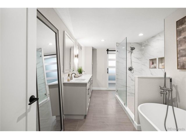 6060 E Hinsdale Ct, Centennial, CO 80112