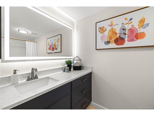 6060 E Hinsdale Ct, Centennial, CO 80112