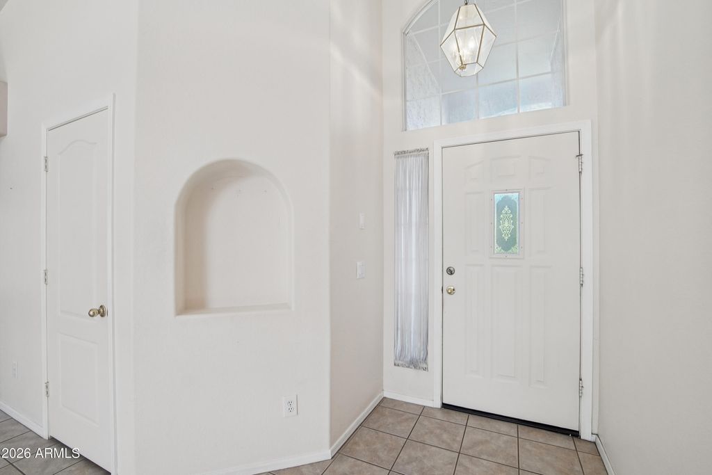 Image 4 of property listing at 9729 W BURNETT Road, Peoria, AZ 85382