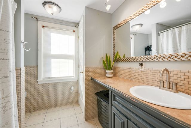 235 Chaveson St, Fall River, MA 02723