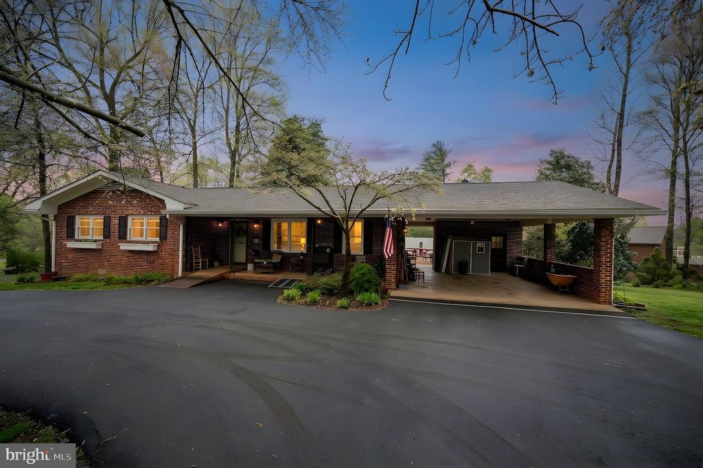 3201 LAKEVIEW PKWY, Locust Grove, VA 22508