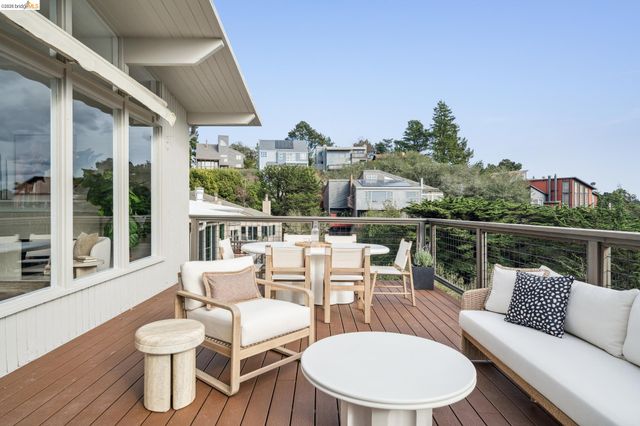 1925 Manzanita Dr, Oakland, CA 94611