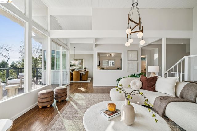 1925 Manzanita Dr, Oakland, CA 94611