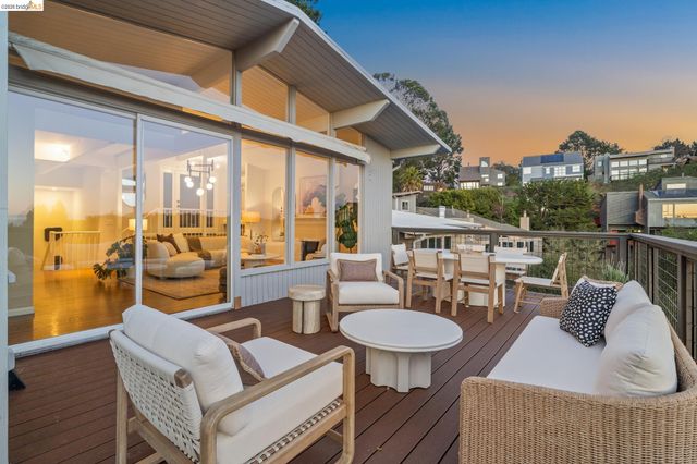 1925 Manzanita Dr, Oakland, CA 94611