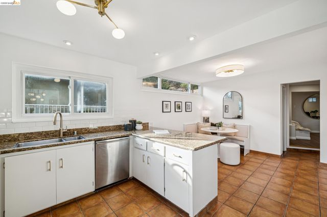 1925 Manzanita Dr, Oakland, CA 94611