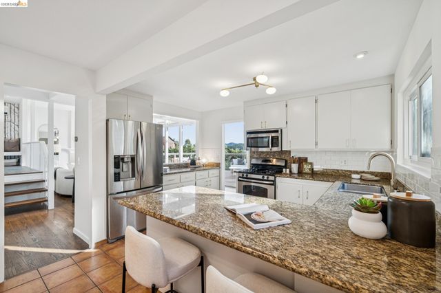 1925 Manzanita Dr, Oakland, CA 94611