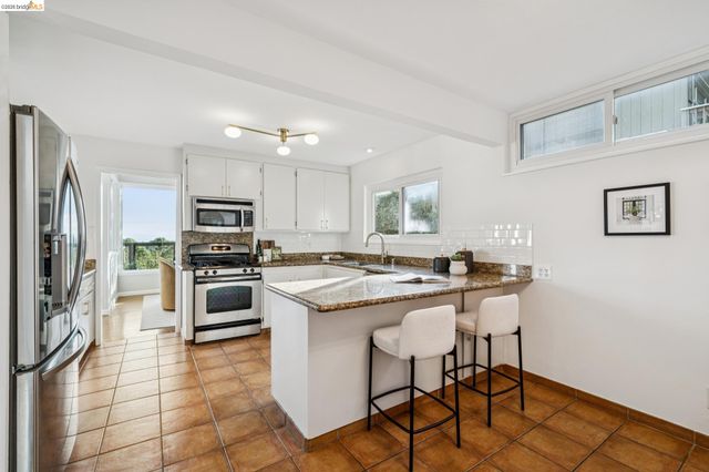 1925 Manzanita Dr, Oakland, CA 94611