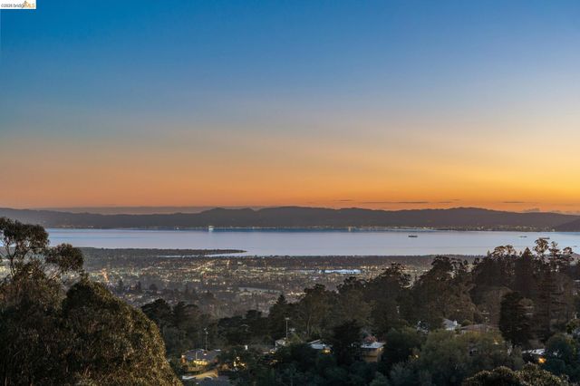 1925 Manzanita Dr, Oakland, CA 94611