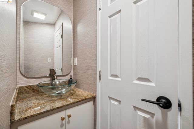 1925 Manzanita Dr, Oakland, CA 94611