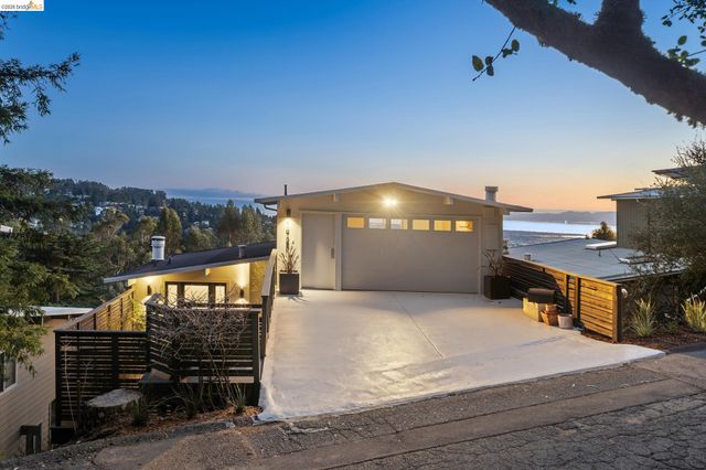 1925 Manzanita Dr, Oakland, CA 94611